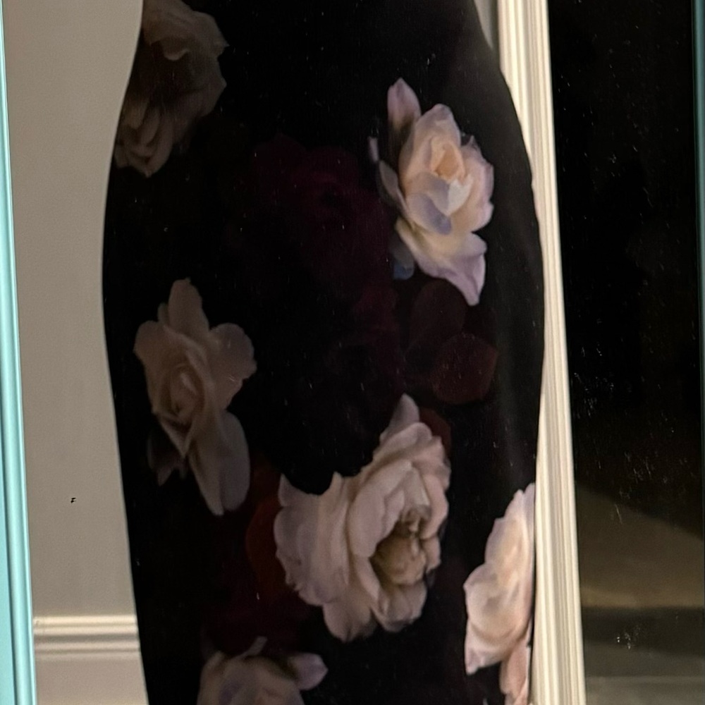 Perfect condition, beautiful bell sleeves, classy dress, black and floral - Picture 5 of 5